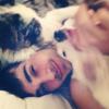 Sophia Abrahão publicou no Instagram foto do namorado com os cachorros e se declarou: 'Já estou com saudades,pode?'