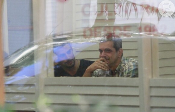Cauã Reymond almoça com seu empresário, Mario Canivello, no Leblon, na zona sul do Rio de Janeiro