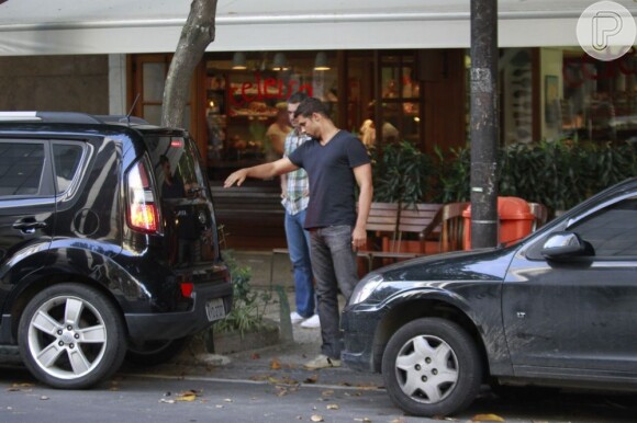 Cauã Reymond ajuda um motorista a estacionar carro na tarde desta segunda-feira, 10 de dezembro de 2012