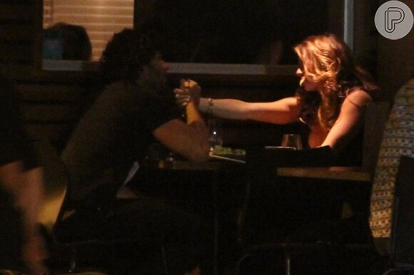 Jesus Luz janta com Rita Guedes em clima romântico em restaurante no Leblon, RJ, em 18 de julho de 2013