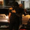 Jesus Luz abraça o cantor Caetano Veloso