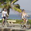 Isis Valverde e Tom Rezende chegaram pedalando à praia da Barra