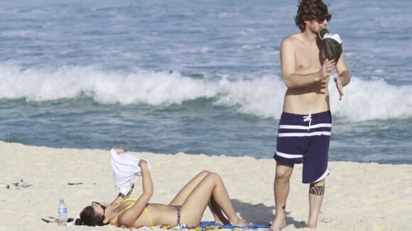 Isis Valverde pedala e pega sol com o namorado, Tom Rezende, na praia da Barra