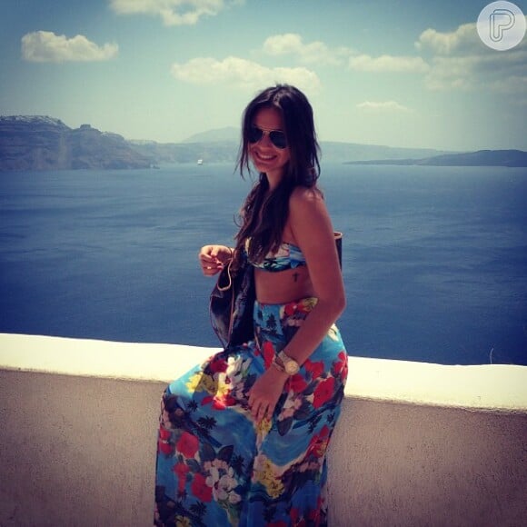 Bruna Marquezine curte o visual de Santorini, na Grécia