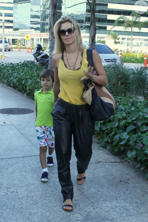 A atriz Carolina Dieckmann também levou o filho para visitar Antônio, a segunda criança de Juliana Paes