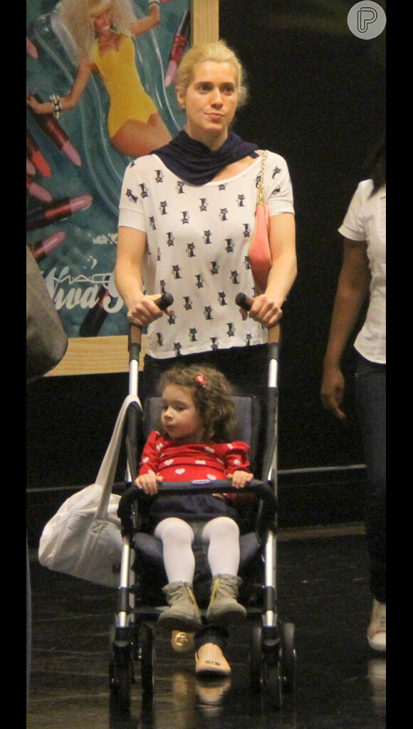 Leticia Spiller levou a filha, Stella, para assistir à peça 'As aventuras de João & Maria' no teatro Fashion Mall, RJ, em 22 de julho de 2013