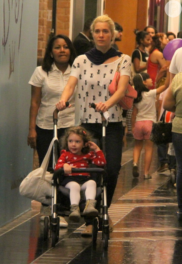 Leticia Spiller passeia com a filha, Stella, pelo Shopping Fashion Mall, no Rio