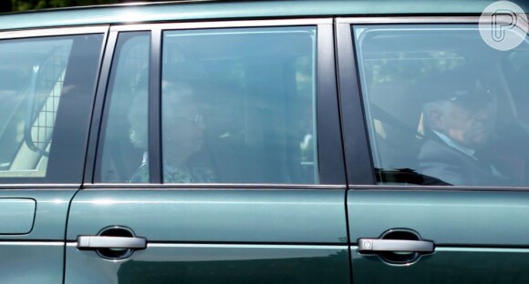 Rainha Elizabeth II foi vista chegando em Londres na manhã desta segunda-feira (22)