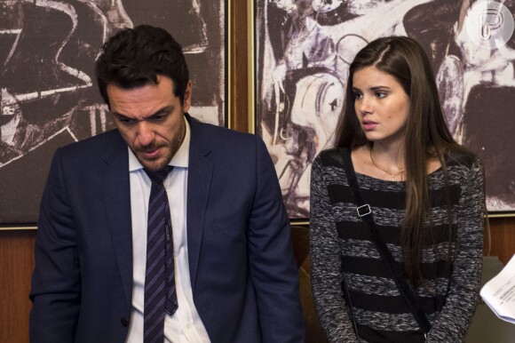 Alex (Rodrigo Lombardi) e Angel (Camila Queiroz) conseguem enrolar Carolina (Drica Moraes) e escapar do flagra, na novela 'Verdades Secretas', em 21 de setembro de 2015