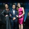 Luiza Brunet, Bruno Gagliasso e Camila Queiroz posam juntos no 20º Prêmio Avon de Maquiagem, que aconteceeu em São Paulo nesta terça-feira, 15 de setembro de 2015