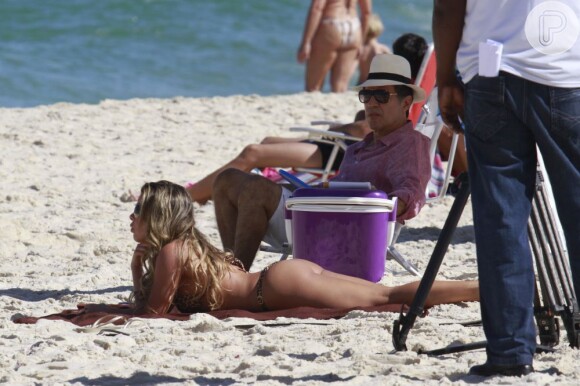 Fernanda Souza está na nova temporada de 'Malhação' e exibiu o corpão em gravação na praia, na última semana