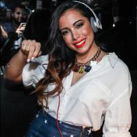 Anitta ataca de DJ e deixa pernas à mostra com saia de couro em festa