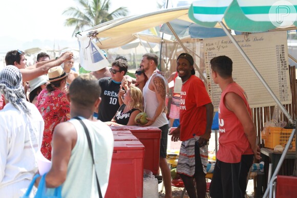 Cauã Reymond correu na praia da Barra da Tijuca, no Rio, e fez sucesso com os fãs. O ator, no ar em 'A Regra do Jogo', da Rede Globo, foi clicado nesta quarta, dia 16 de setembro de 2015