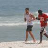 Cauã Reymond correu na praia da Barra da Tijuca, no Rio, e fez sucesso com os fãs. Ator, no ar em 'A Regra do Jogo', da Rede Globo, foi clicado nesta quarta, dia 16 de setembro de 2015