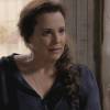 Emília (Ana Beatriz Nogueira) fica furiosa com Ariel (Michel Melamed) e o expulsa da casa de Gema (Louise Cardoso), na novela 'Além do Tempo'