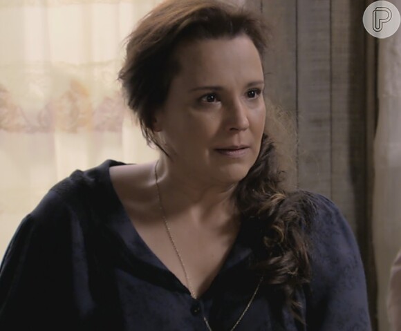 Emília (Ana Beatriz Nogueira) fica furiosa com Ariel (Michel Melamed) e o expulsa da casa de Gema (Louise Cardoso), na novela 'Além do Tempo'