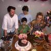 Atriz comemorou aniversário com o marido, Tiago Worcman, e os filhos, José e Davi