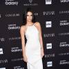 O vestido longo usado por Kendall Jenner é da Calvin Klein