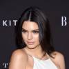 Kendall Jenner prestigiou a festa da revista 'Harper's Bazaar' com look quase transparente, deixou seu piercing no mamilo em evidência