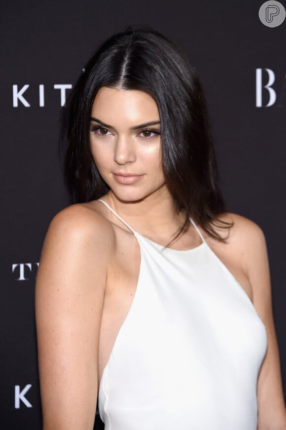 Kendall Jenner prestigiou a festa da revista 'Harper's Bazaar' com look quase transparente, deixou seu piercing no mamilo em evidência