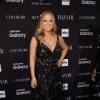 Mariah Carey usou vestido preto longo com estampa de estrelas e decote profundo da grife Valentino na festa da revista 'Harper's Bazaar'