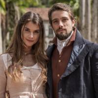 Novela 'Além do Tempo': Felipe e Lívia vão juntos para Belarrosa e se beijam