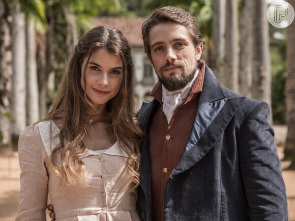 Lívia (Alinne Moraes) e Felipe (Rafael Cardoso) viajam juntos para Bellarosa, na novela 'Além do Tempo', em 22 de setembro de 2015