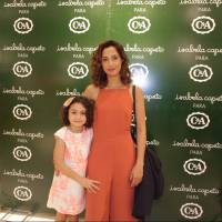 Recém-solteira, Camila Pitanga prestigia evento de moda com a filha, Antonia