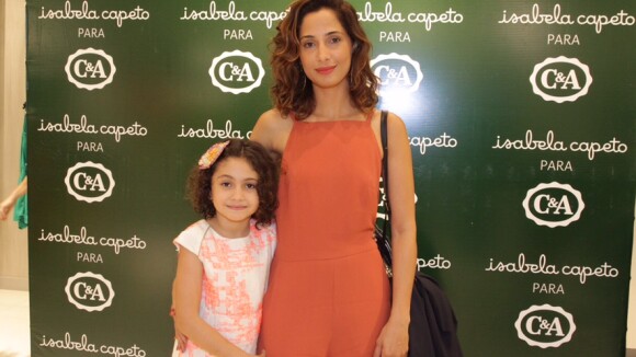 Recém-solteira, Camila Pitanga prestigia evento de moda com a filha, Antonia
