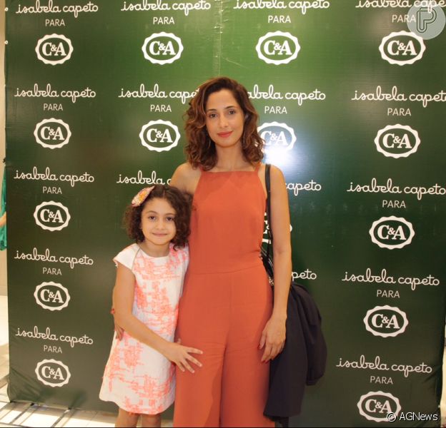 Recem Solteira Camila Pitanga Prestigia Evento De Moda Com A Filha Antonia Purepeople