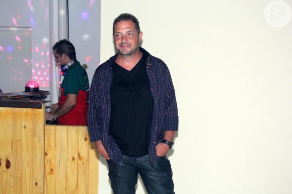 O cantor Conrado, marido de Andreia Sorvetão, compõe o time masculino