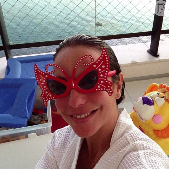 A irreverente Ivete Sangalo posa para foto com óculos em forma de borboleta