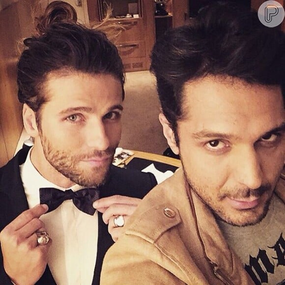 O ator apareceu repaginado em uma foto no Instagram do personal stylist Renner Souza e avisou: 'Aguardem!'