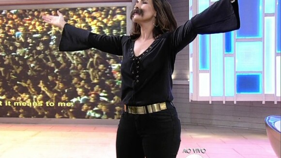 Fátima Bernardes usa bigode para dublar Freddie Mercury na TV: 'Tá coçando'