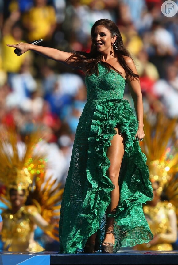 Já na festa de encerramento da Copa do Mundo de 2014, Ivete escolheu um vestido de renda, com babados e muitos cristais para brilhar. A cantora, que apostou na cor verde em homenagem à bandeira do Brasil, usou uma peça da estilista brasileira Martha Medeiros para cantar no Maracanã, no Rio de Janeiro