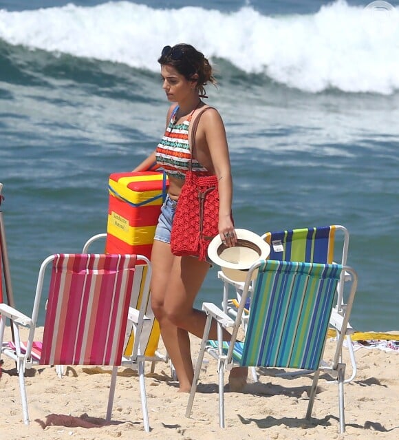 Giovanna gravou ainda uma sequência em que aparece vendendo sanduíches naturais na praia