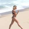 A atriz mostrou sua boa forma na praia em um dia de muito sol no Rio