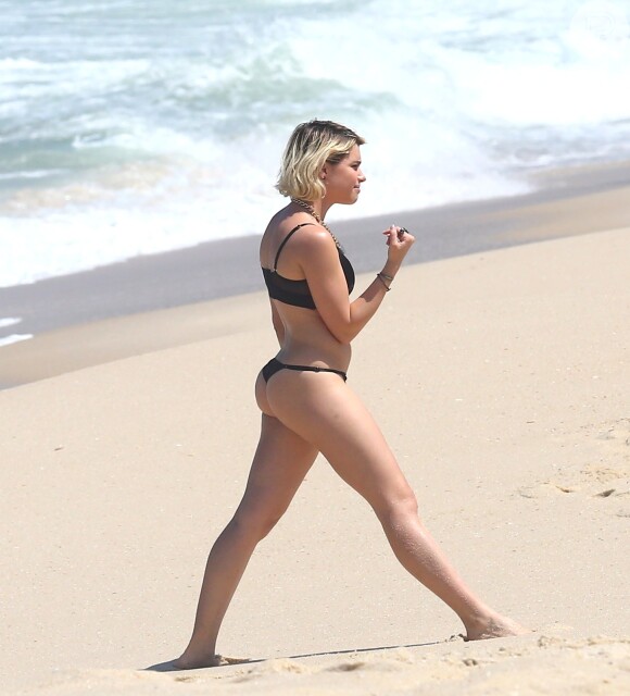 A atriz mostrou sua boa forma na praia em um dia de muito sol no Rio
