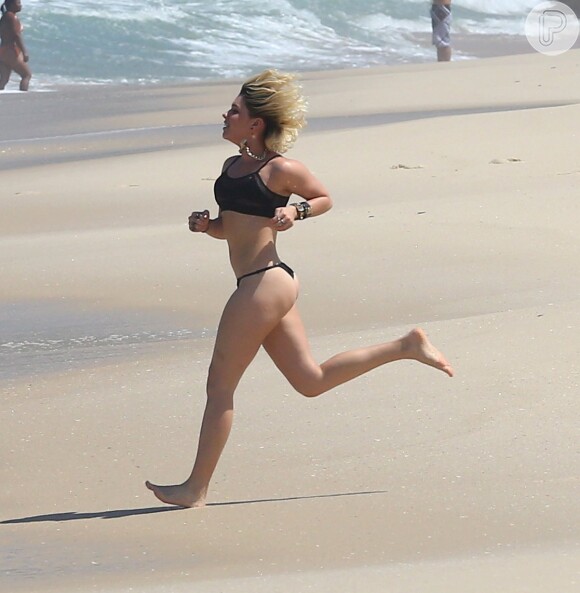 Super à vontade, a atriz correu pela areia em trajes íntimos, interpretando Belisa, sua personagem na novela das nove da Globo