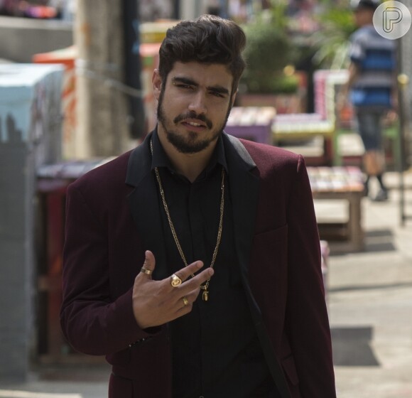 Grego (Caio Castro) revela que comprou ações da Pilartex no nome de Sereno (Leandro Daniel), na novela 'I Love Paraisópolis', em 28 de setembro de 2015