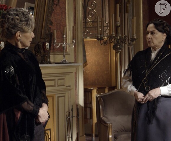 Zilda (Nívea Maria) conta a Vitória (Irene Ravache) que viu Bernardo (Felipe Camargo), na novela 'Além do Tempo'