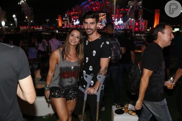 Viviane Araújo foi com as pernas de fora e acompanha do namorado Radamés
