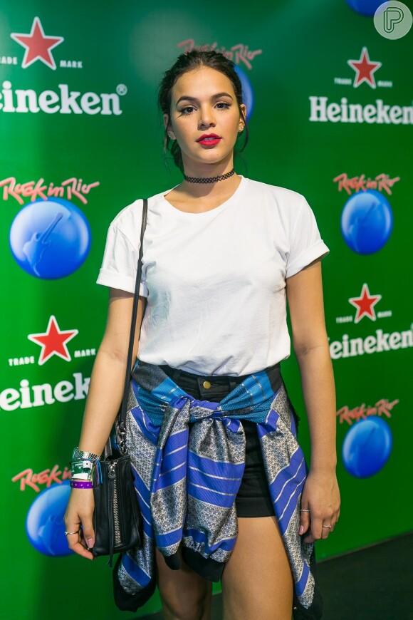Bruna Marquezine apostou no look básico para o Rock in Rio: shortinho preto e camiseta branca
