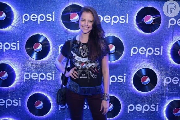 Agatha Moreira foi no segundo dia do Rock in Rio 2015. Customizou a camiseta do camarote, aplicando franjas, investiu na calça preta e nas pulseiras
