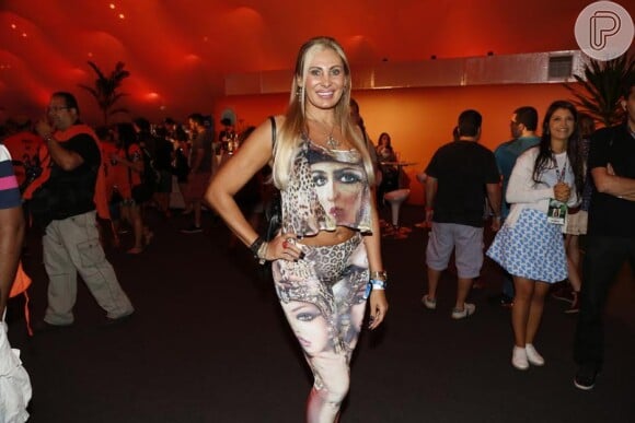 Angela Bismarchi foi ao Rock in Rio com uma roupa bem justa e estampada, com direito a animal print e tudo, no domingo, 20 de setembro de 2015