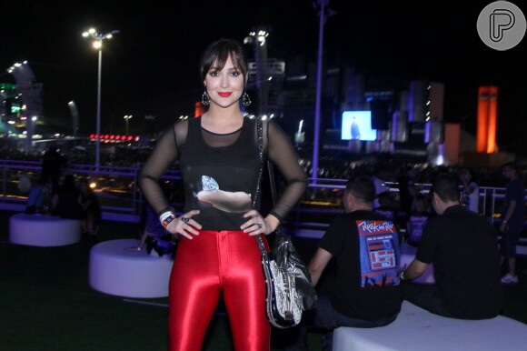 Look Rock in Rio: Josie Pessôa escolheu uma blusa preta e uma legging vermelha metalizada