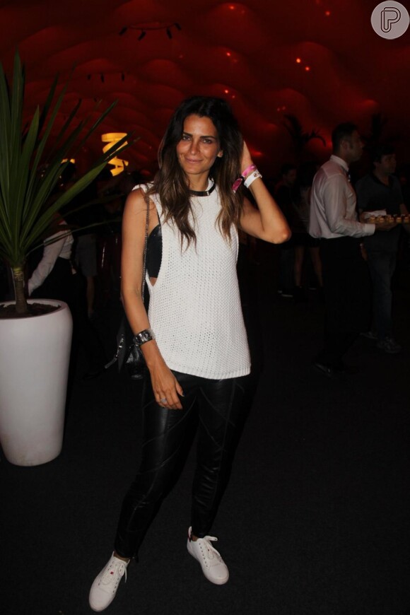 A modelo Fernanda Motta apostou em look confortável, com legging e tênis