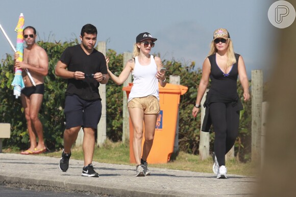 A atriz estava acompanhada do noivo, Jonathan Costa, e da sogra, Verônica Costa