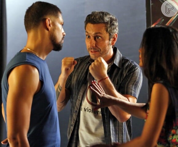 Juliano (Cauã Reymond) aceitou a ajuda de Romero (Alexandre Nero) para reabrir sua escolinha de luta, na novela 'A Regra do Jogo'