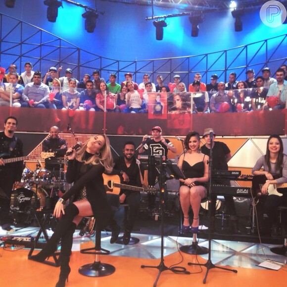 Wanessa posa com a banda, no programa 'Legendários', que foi ao ar neste sábado, 19 de setembro de 2015